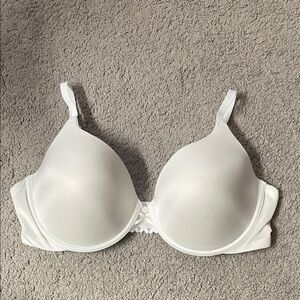 Maidenform Elegant White Women's Bra With Lace Detail | Size 40C